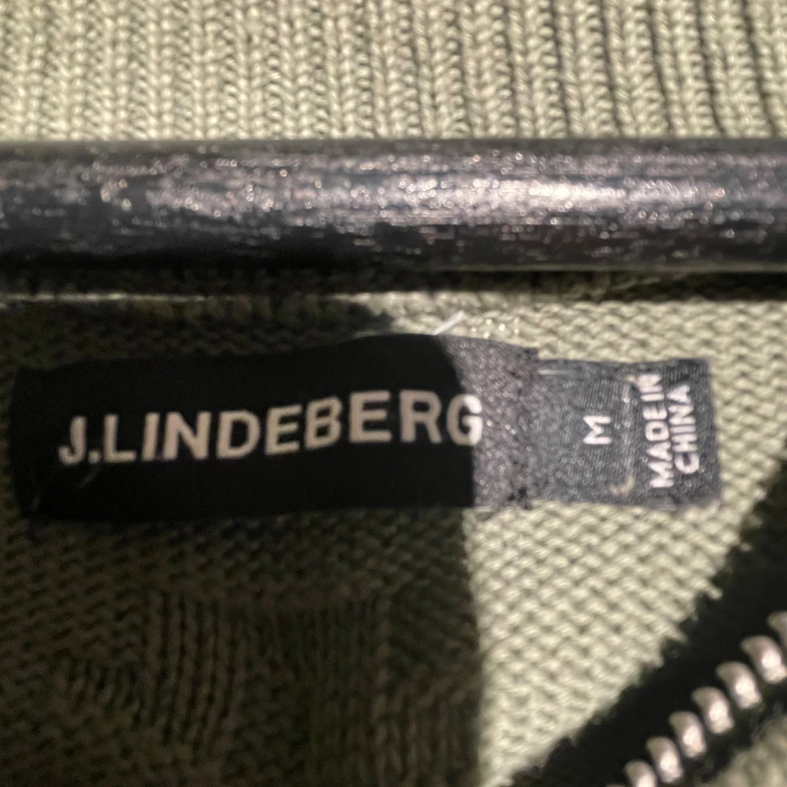 Olivgrön stickad kofta från J.Lindeberg - 1