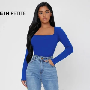 Blå långärmad topp från SHEIN - Snygg blå topp med fyrkantig halsringning från SHEIN Petite. Använd endast en gång! Skriv för fler bilder🥰