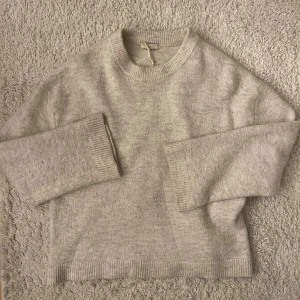 Beige stickad tröja från Gina Tricot - Supermjuk och mysig beige stickad tröja från Gina Tricot premium quality. Storlek S