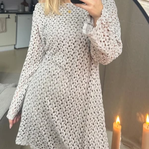 Klänning  - Fin virkad klänning 🤍finns inga lappar, jag har vanligtvis storlek s och passar mig men kan nog passa störta storlekar också, beror på hur man vill att den sitter 