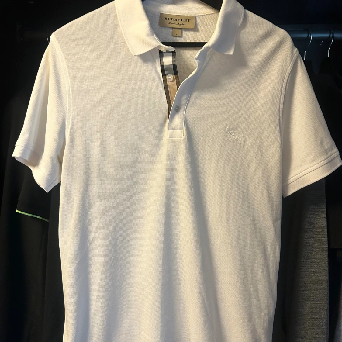 Vit Burberry pikétröja