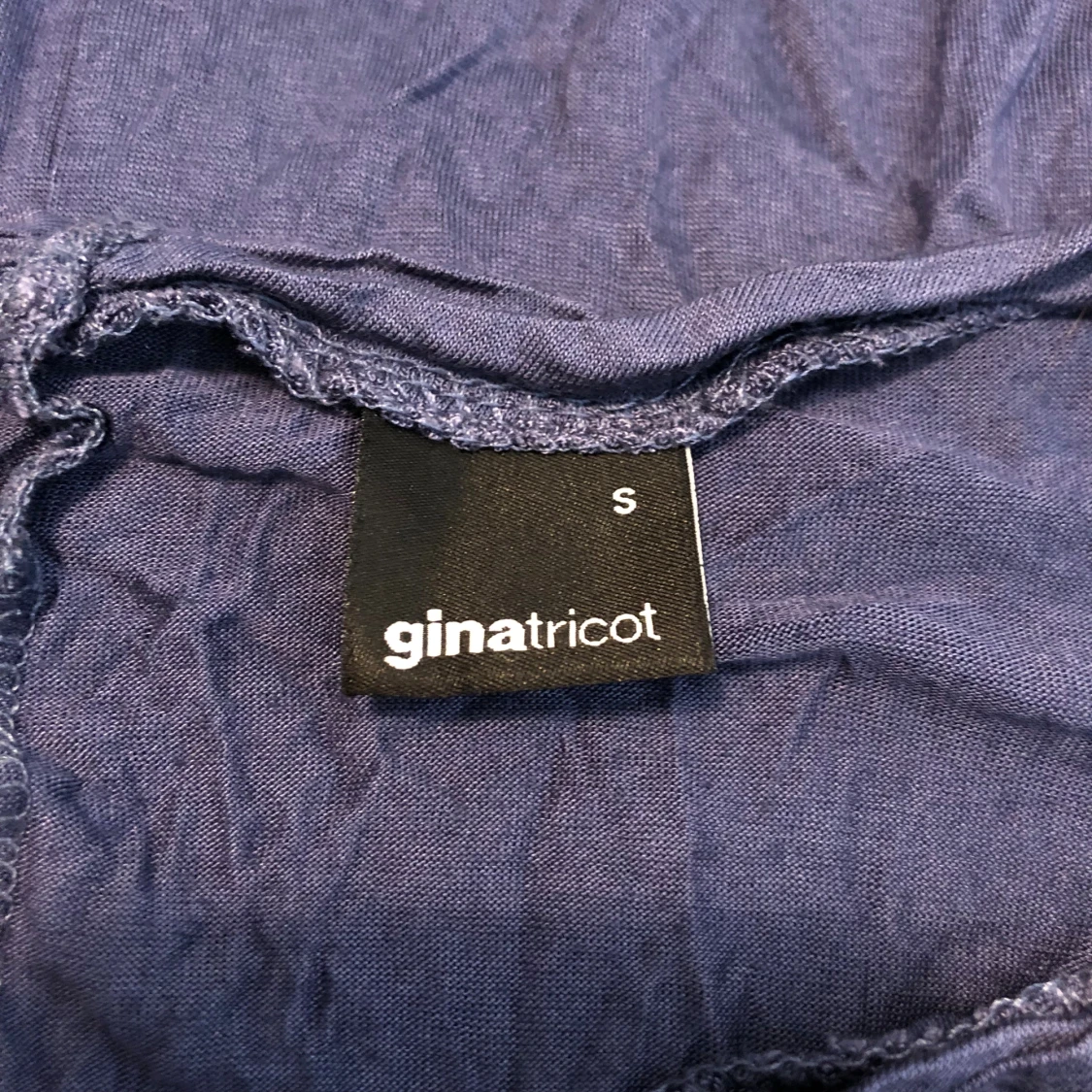 Blå topp med v-ringning - 2