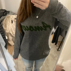 Cool tröja - Cool tröja! Ej stickad även om den ser ut som de på bilden💕 liten i storleken