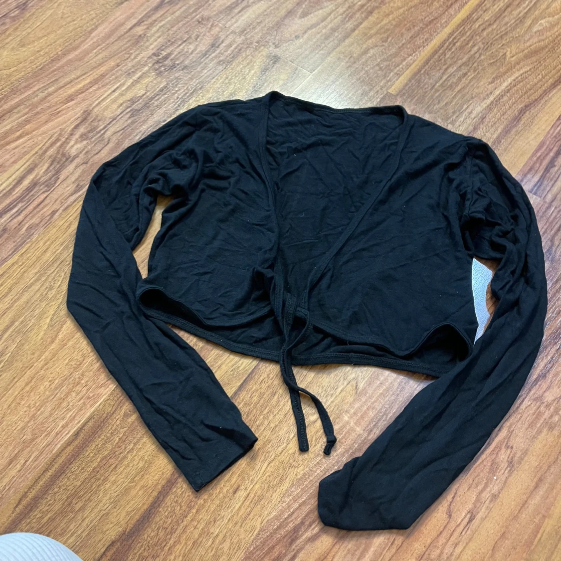 Svart croppad omlottopp med knyt - 2