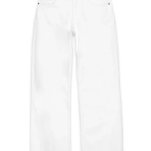 Vita lågmidjade baggy jeans NA-KD - Snygga vita jeans med rak passform och låg midja. Vita lågmidjade baggy jeans från NA-KD. Använda ett fåtal gånger. Storlek 40 men skulle säga sitter som s-m om man vill ha dom low och baggy som på bilden. Nypris 700 mycket bra skick