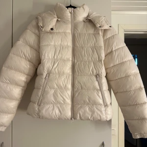 Vit pufferjacka från 157, storlek M - Säljer denna krämvita sjukt snygga och trendiga höst/vinter jackan från Lager 157 i stl M. Jackan är helt oanvänd med lapp kvar då den satt lite stort på mig. Jackan är slut såld överallt så passa på att köpa!
