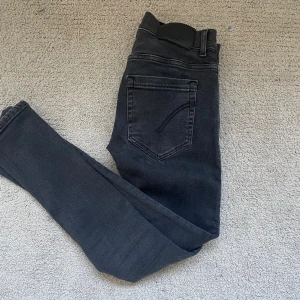 Don dup jeans - Hej! Säljer ett par stil rena dun dup George jeans.                                                                                              Nypris: 4000kr                                                                     Säljer för: 799kr