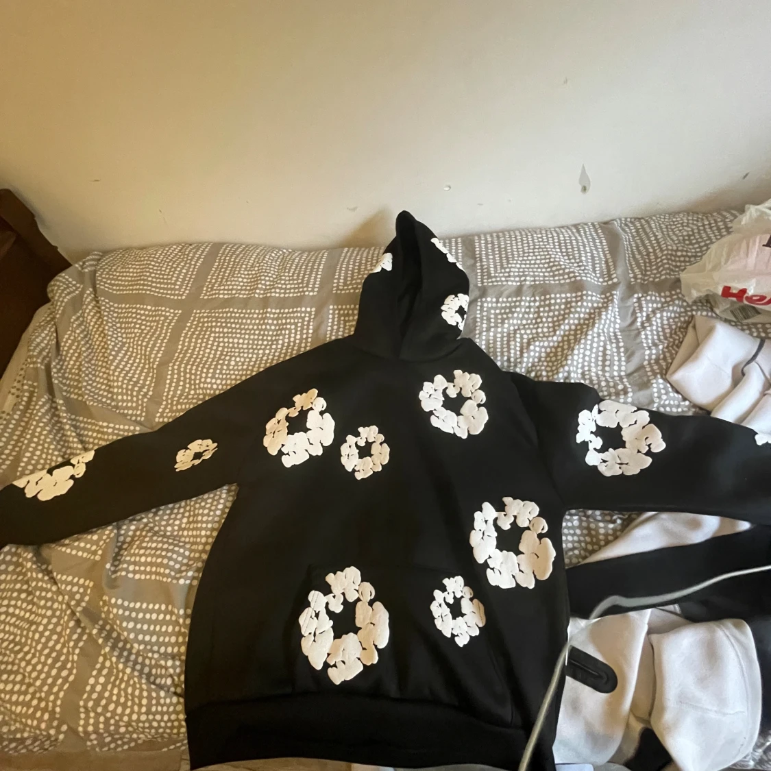 Svart hoodie Denim Tears med vita blommor