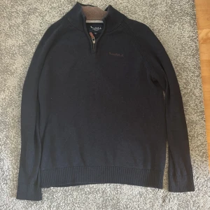 Bondelid halt-zip - Säljer denna bondelid half-zipen. Storleken är i M men jag skulle mer säga att den är i S. Har en likadan i M fast i grå som sitter mer lösare än denna. Den har också slitningar i armbågarna men det ser man bara när man sträcker på armbågarna. Kan säkert lagas på något sätt. 