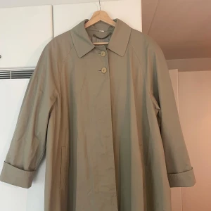 Vintage Cora Garwolin trenchcoat med knappar - Stilren vintage beige trenchcoat med klassisk krage och stora knappar framtill. Väldigt bra skick.🤍