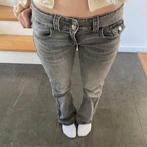 Gina Tricot jeans  - Säljer ett par gråa bootcut jeans. Asssnyga bara använda ett fåtal gånger❤️