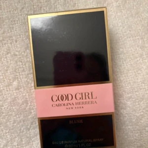 Good Girl Blush parfym 30ml - Good Girl Blush från Carolina Herrera i en snygg förpackning. Eau de Parfum Natural Spray, 30 ml. Perfekt storlek att ta med i väskan och passar dig som vill ha något trendigt och stilrent.