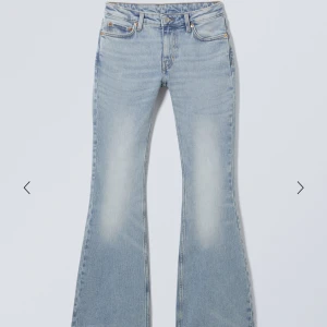 Ljusblå flared jeans från weekday - Säljer ett par ljusblå jeans från weekday. Modellen är flame och storleken är 26/32 vilket är lite för litet för mig som har storlek M/38 i jeans. Men längden är perfekt och jag är 165cm! Bra skick, köpte dom förra hösten!🩵nypris: 590kr