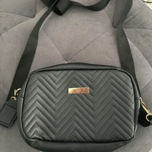 Väska - Axelremsväska