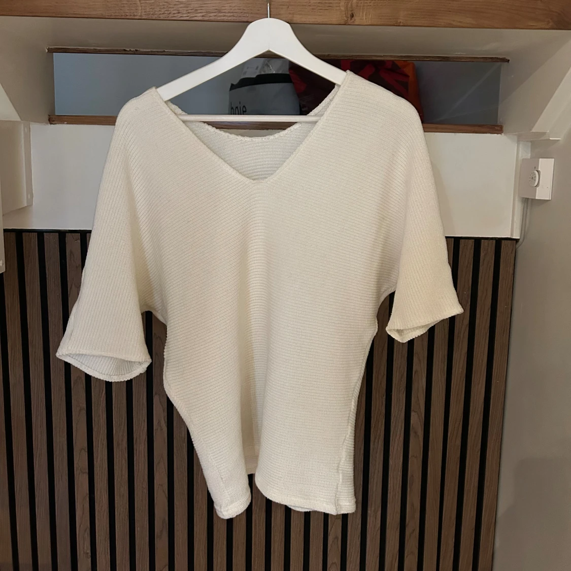 Vit ribbad topp med v-ringning - 2