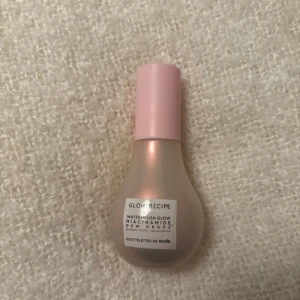 Glow Recipe Watermelon Glow Dew Drops - Glow Recipe Watermelon Glow Niacinamide Dew Drops i en snygg pärlemorrosa flaska med rosa lock. Ger en fräsch, glowy finish och funkar perfekt som highlighter eller primer för extra lyster. Innehåller niacinamid och doftar fruktigt.