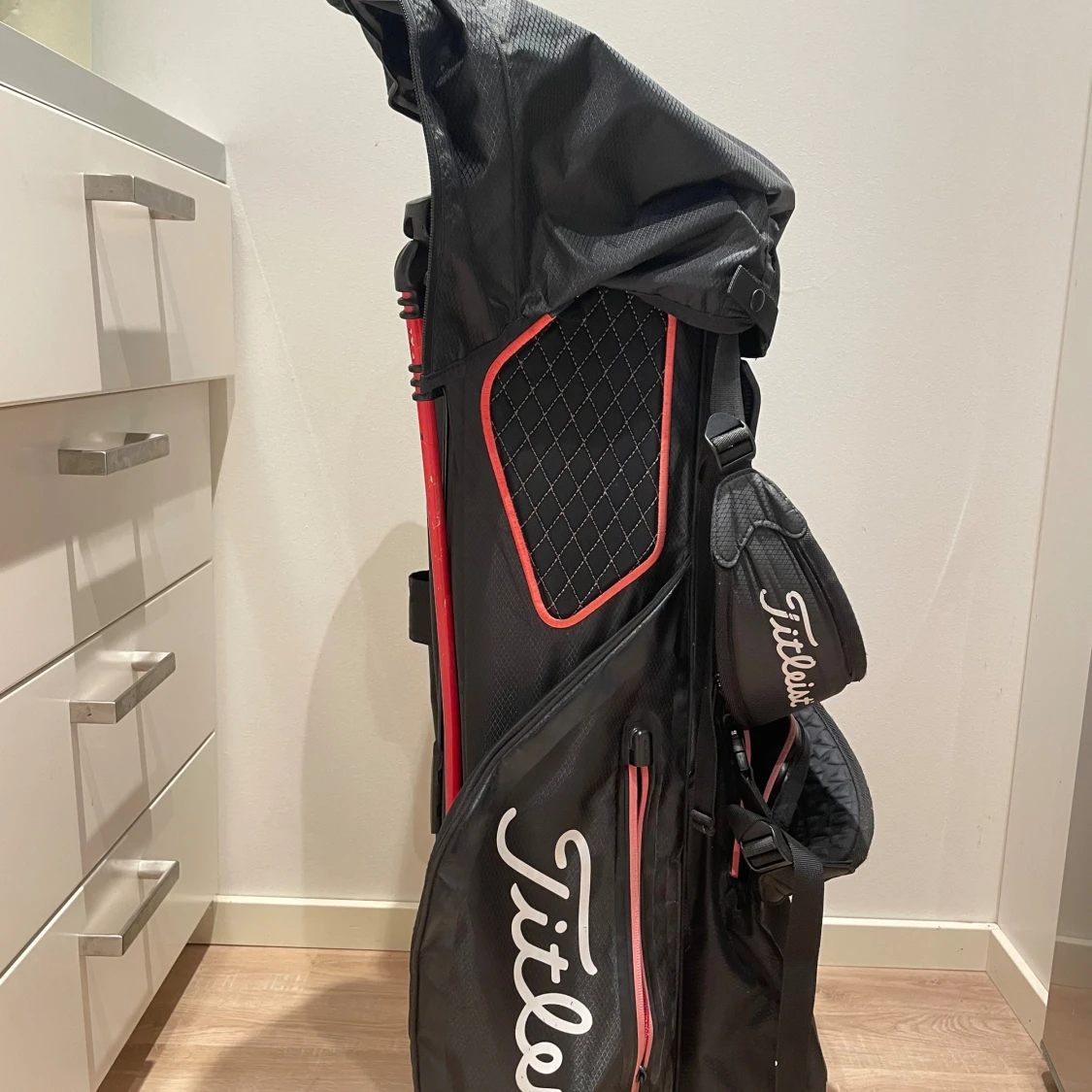 Svart golfbag från Titleist med röda detaljer - 1