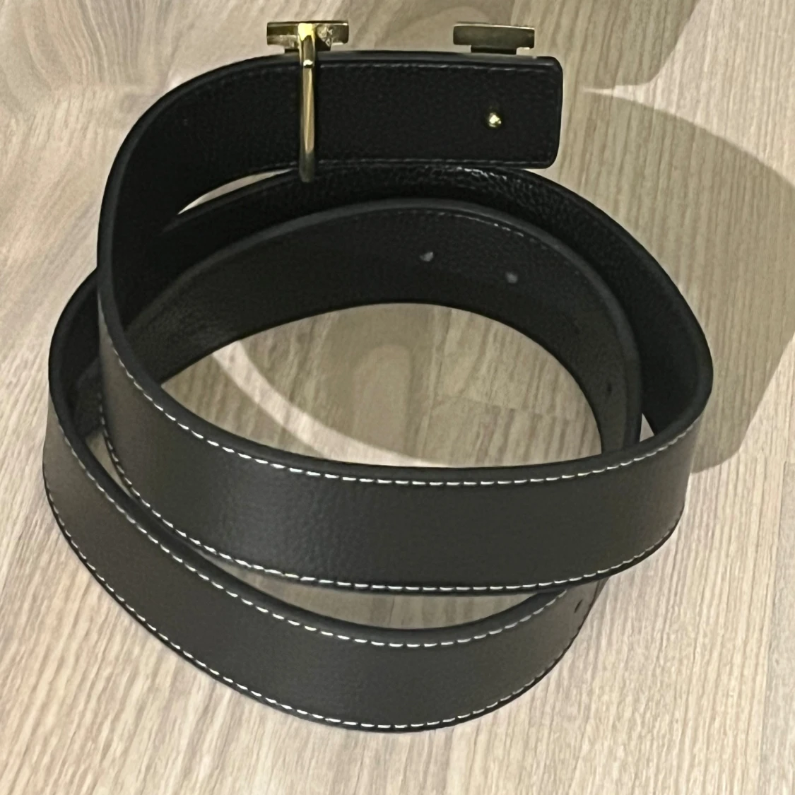 Svart H belte skärp med guldspänne - 1