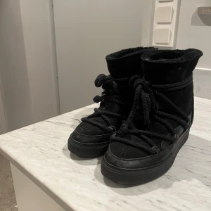 Svarta Inuikii boots med snörning - Säljer dessa vinterskor från Inukki! I stolek 37🌟mycket bra skick knappt använda! Därför priset