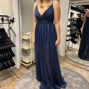 Marinblå balklänning med glitter - Säljer min så fina mörkblå balklänning från Helena Granby’s bröllopsbutik ”Lyckliga Storgatan” med glittriga detaljer💞💞 Det är ett glittrigt transparent tyg över en kortare innerkjol. Den är uppsydd så att den passar mig som är 168 och går att ha både utan eller med en liten klack. 🌸 Använd 2 gånger och nypris 1600kr.