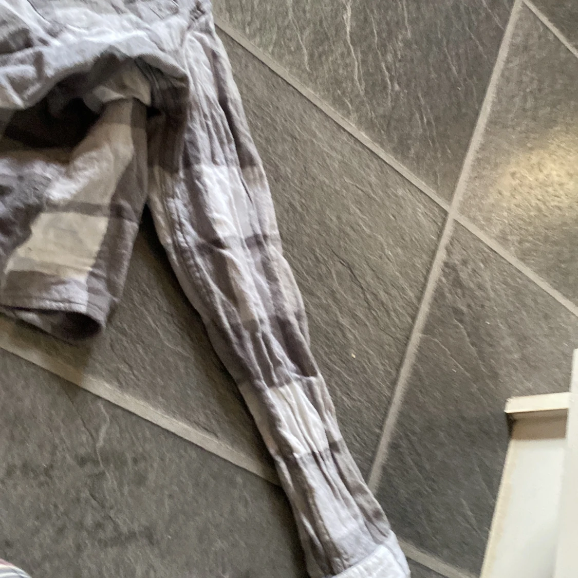 Gråvit rutig skjorta med knappar - 3