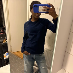 Mörkblå stickad Kashmir  tröja Arket - Snygg mörkblå stickad Kashmir tröja från Arket man i storlek S. Tröjan är i gott skick bara lite nopprig och kommer inte till användning 🌸