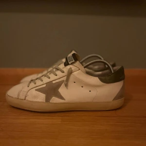 Golden Goose  - Feta golden goose sneakers. Knappast använda! storlek 41. Säljer dom eftersom att jag ej gillar de längre.