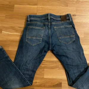 Blå Jack & Jones jeans 30/30 - Riktigt snygga Jack & Jones jeans i storlek 30/30 som passar till allt, helt nytt skick🔥Tar inte emot retur, hör av dig om du vill köpa👌🏻