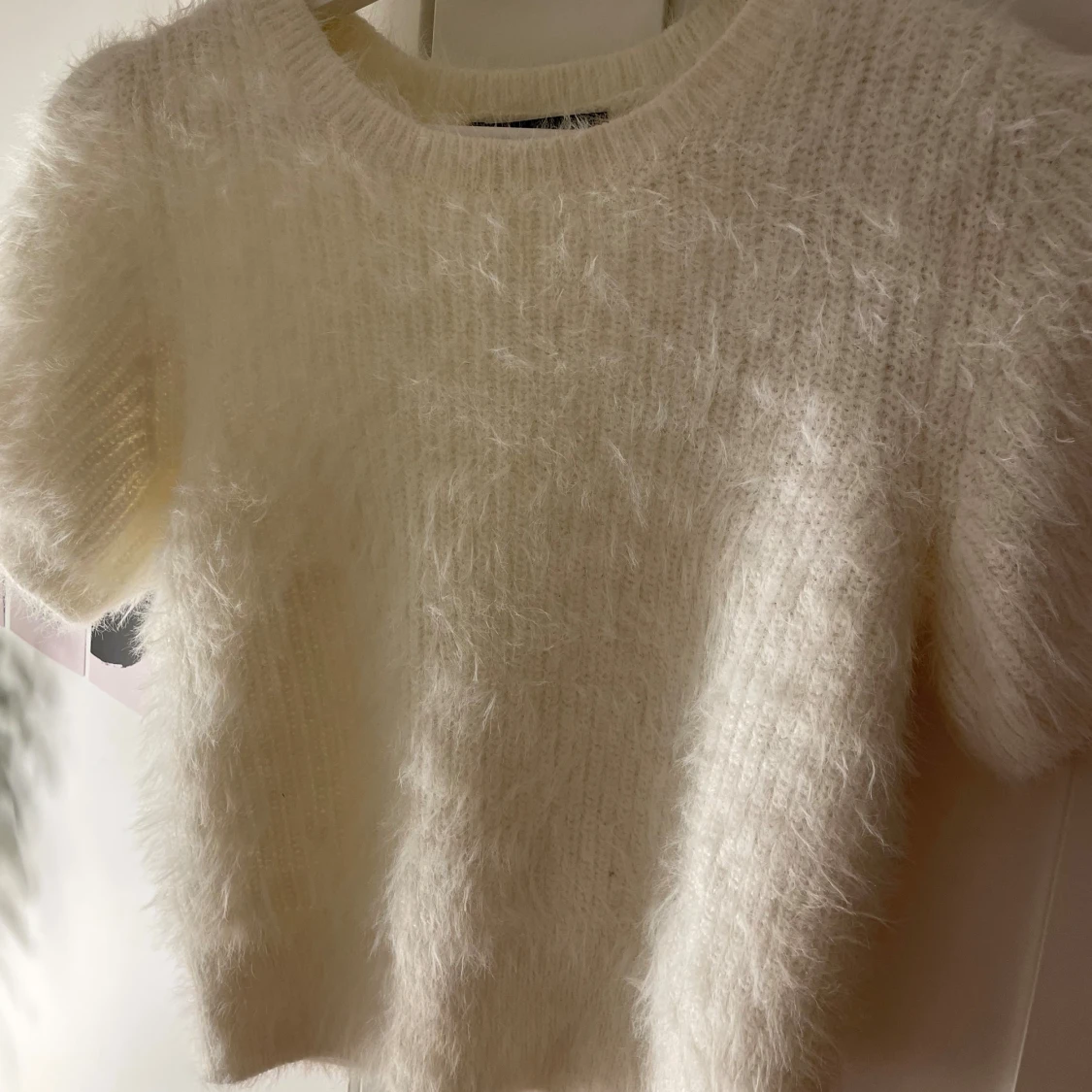 Vit fluffig stickad topp Gina Tricot - 2