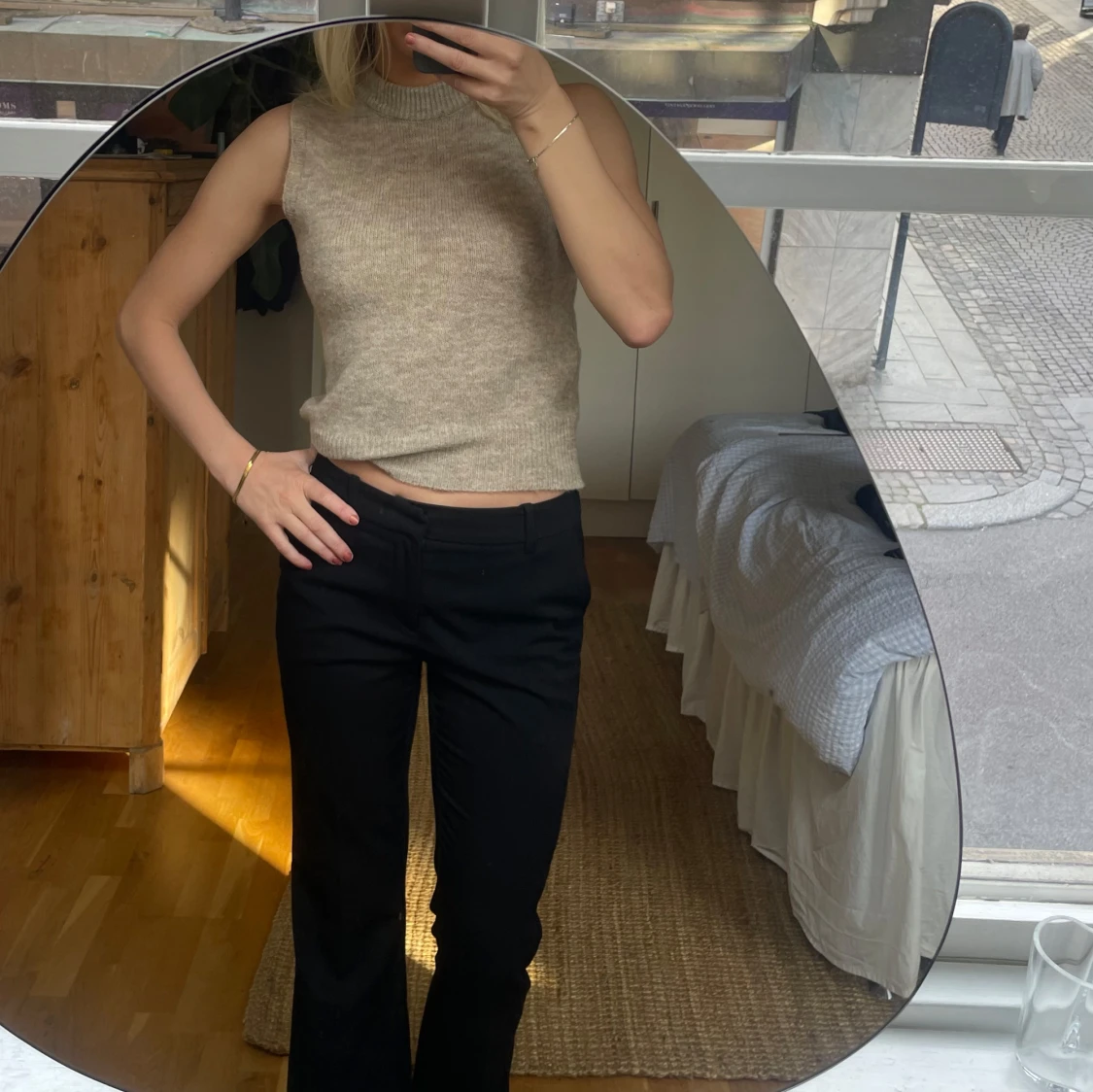 Beige stickad väst från Design by Si - 1