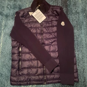 Moncler cardigan navy blue  - Tja säljer denna moncler cardigan utan luva. Aldrig använd. Säljer då jag behöver pengar. Perfekt nu i höst. Inga skambud besvaras. Passar M 