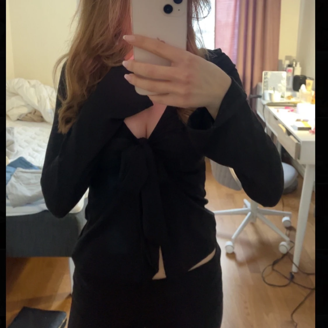 Svart topp med knyt framtill - 1