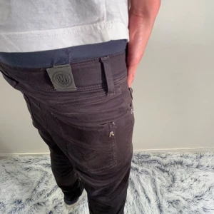 Replay jeans - Ett par svarta replay jeans för barn/ungdomar. Stl 140, den har några små skavanker på lappen där bak samt några skador på lappen inuti byxorna. #47