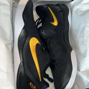 Nike Kobe 8 Protro - Kobe 8s i riktigt bra skick. andvända ca 5 träningar men har inga tecken på slit alls. Grym traction och court feel. Säljer pga lite för små för mig. Låda ingår självklart
