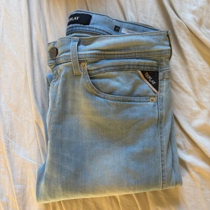 Replay Jondrill ljusblå jeans, stl 31 - Säljer ett par ljusblå Replay Jondrill jeans. Svin bra skick stl 31 tvär skön passform, riktigt feta