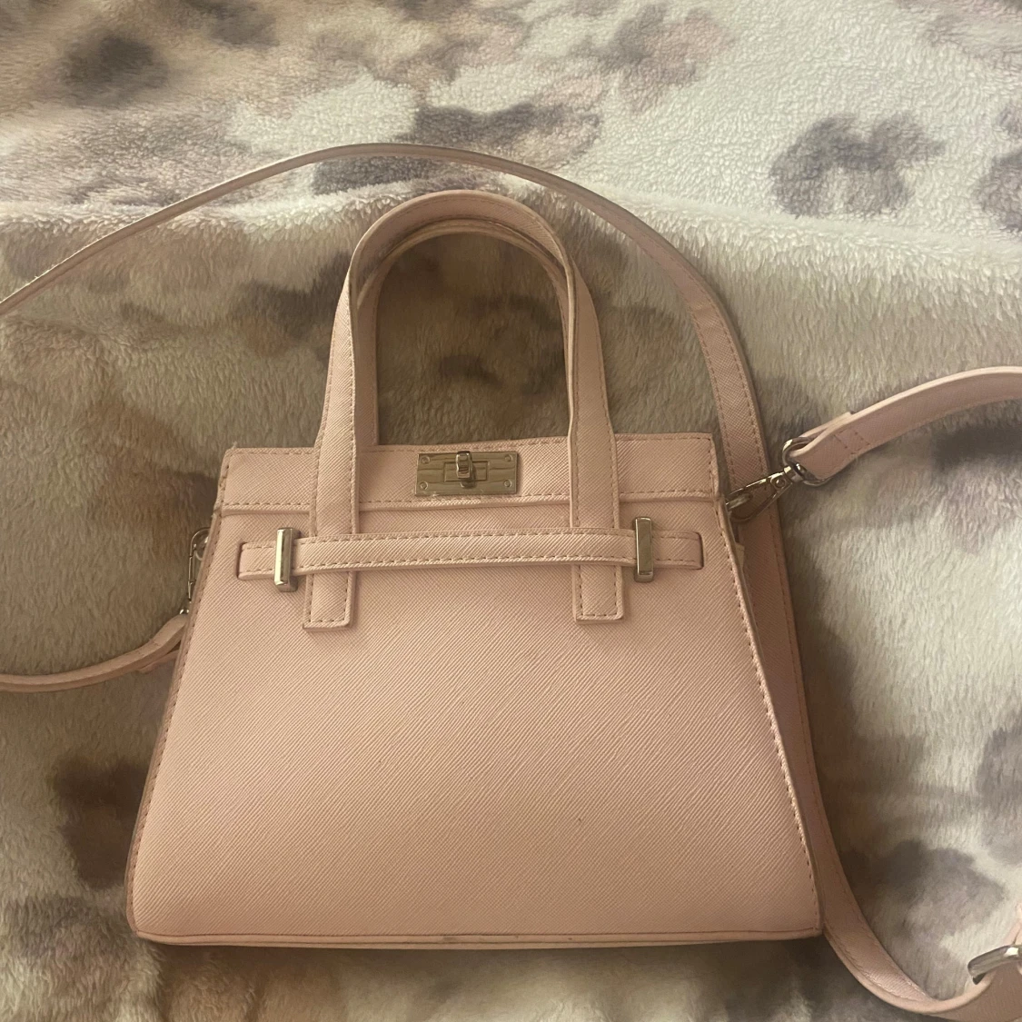 Ljusrosa handväska med axelrem