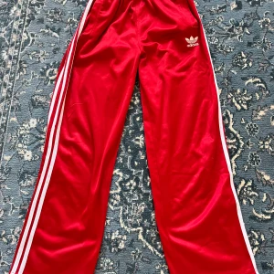 Adidas byxor röda - Snygga röda adidas byxor! Storlek L barn men funkar även mycket bra på vuxna med storlek XS!