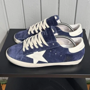 Golden goose  - Säljer nu dessa populära golden goosen i den mest eftertraktade färgen som är perfekta inför sommaren | skick – 8/10 | storlek – 42 | Inget og medföljs | skriv vid frågor och funderingar!!