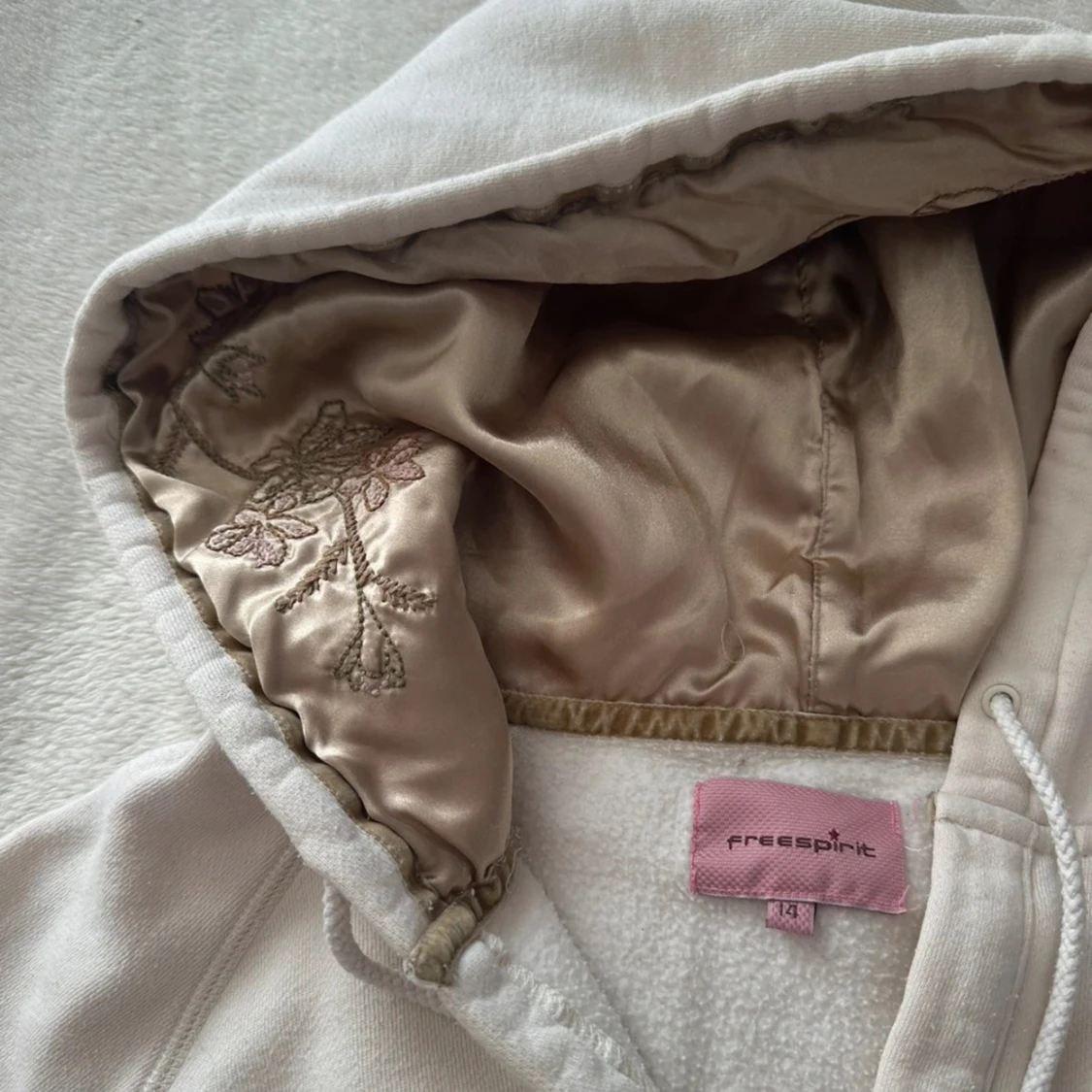 Krämvit hoodie från Freespirit med broderi - 2