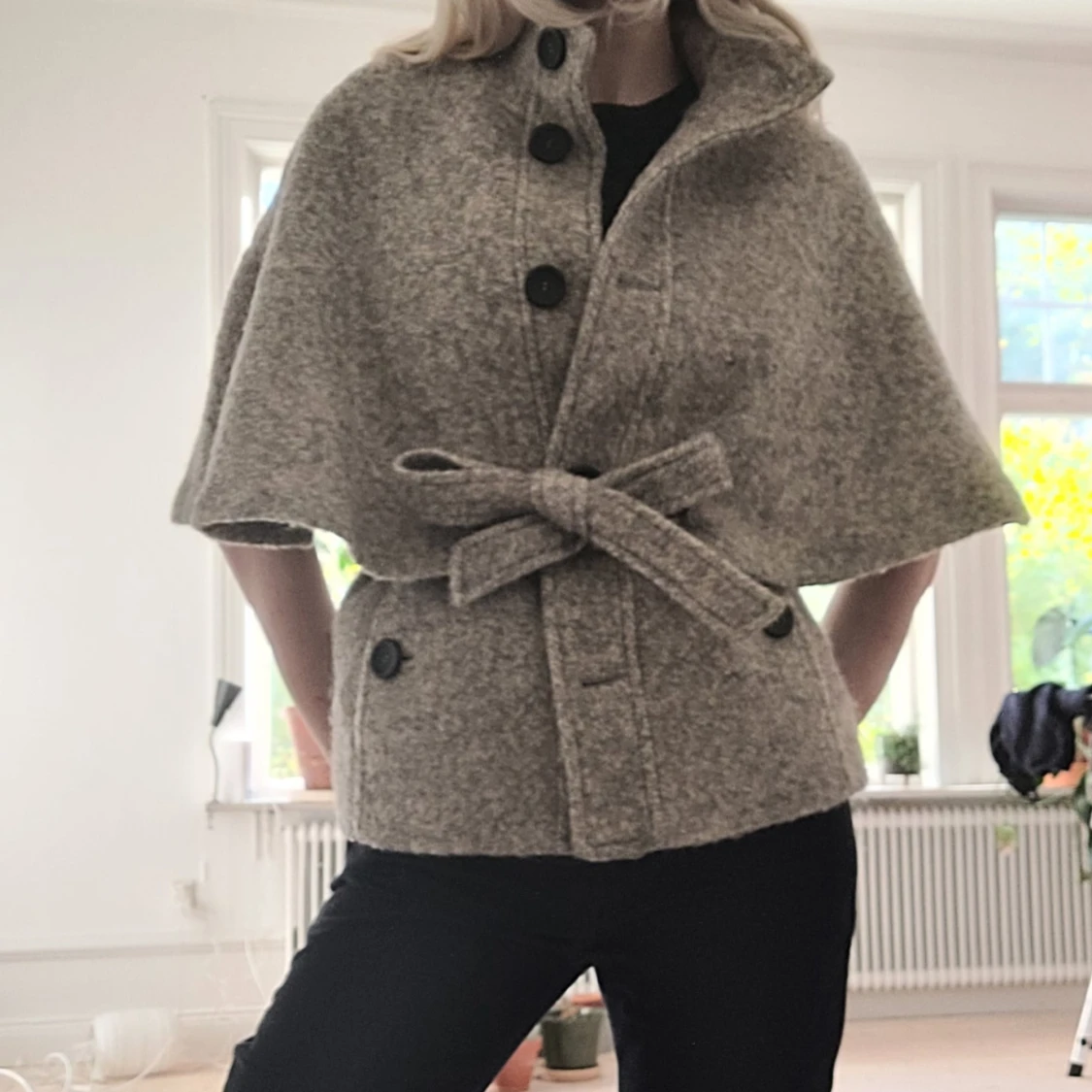 Grå cape med bälte och knappar
