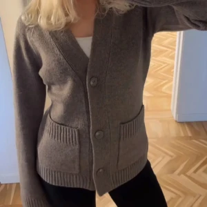 Wera cardigan  - Såå fin och mysig SLUTSÅLD kofta från Wera i 100% ull som inte ens sticks på mig som är jättekänslig mot sticksiga kläder! Säljer MEN kan även tänka mig byta mot mot samma kofta (i storlek Xs) fast i färgen svart eller mörkbrun! 💓Nypris 900kr och är helt slutsåld💓