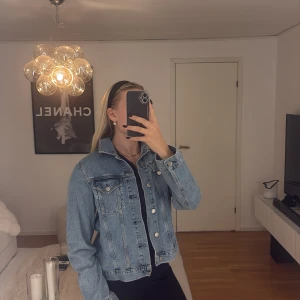 Klassisk ljusblå jeansjacka - Jätte snygg jeansjacka från bik bok 