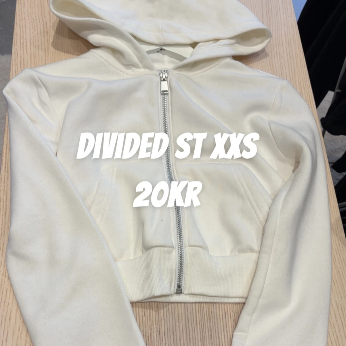 Vit hoodie med dragkedja Divided XXS