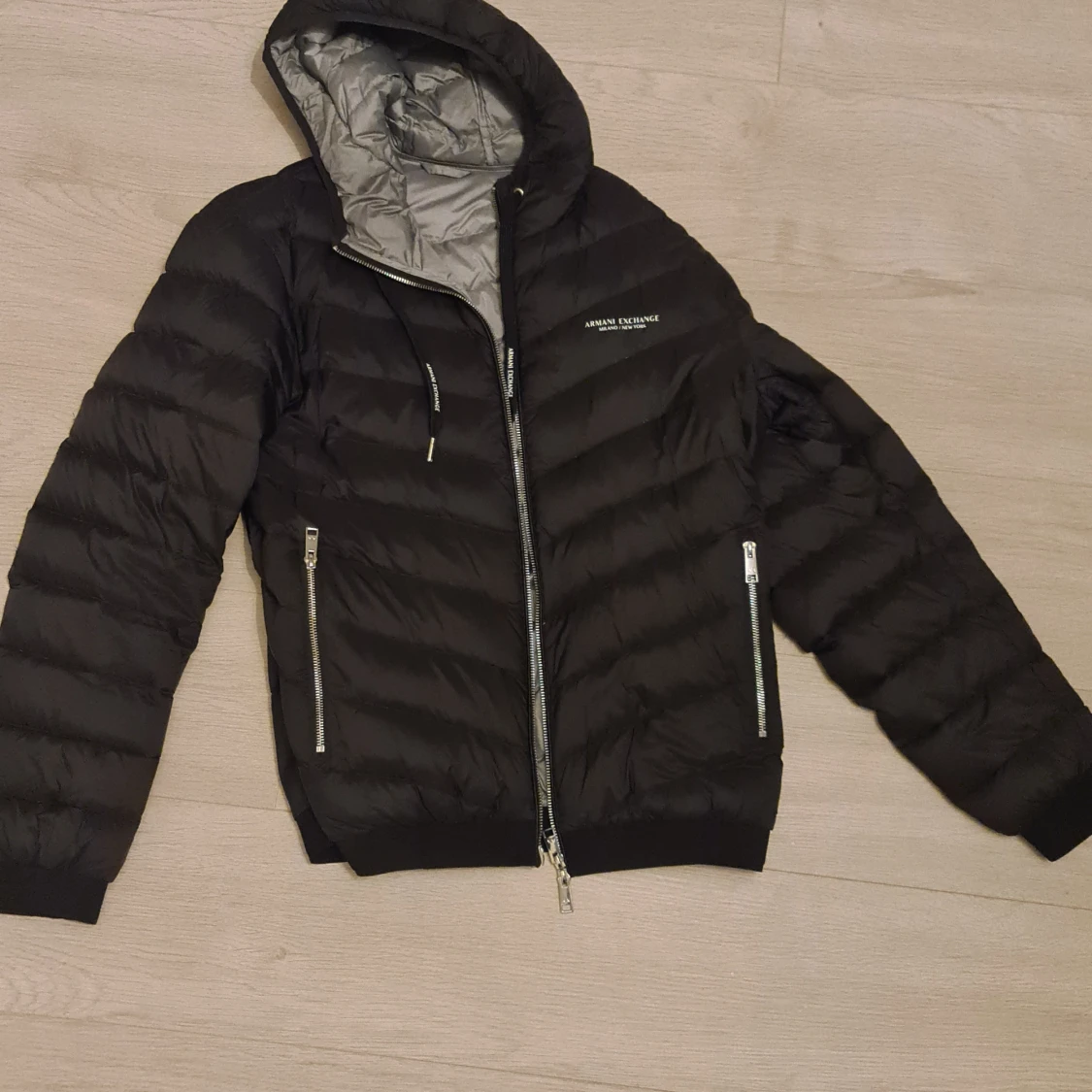 Svart dunjacka från Armani Exchange