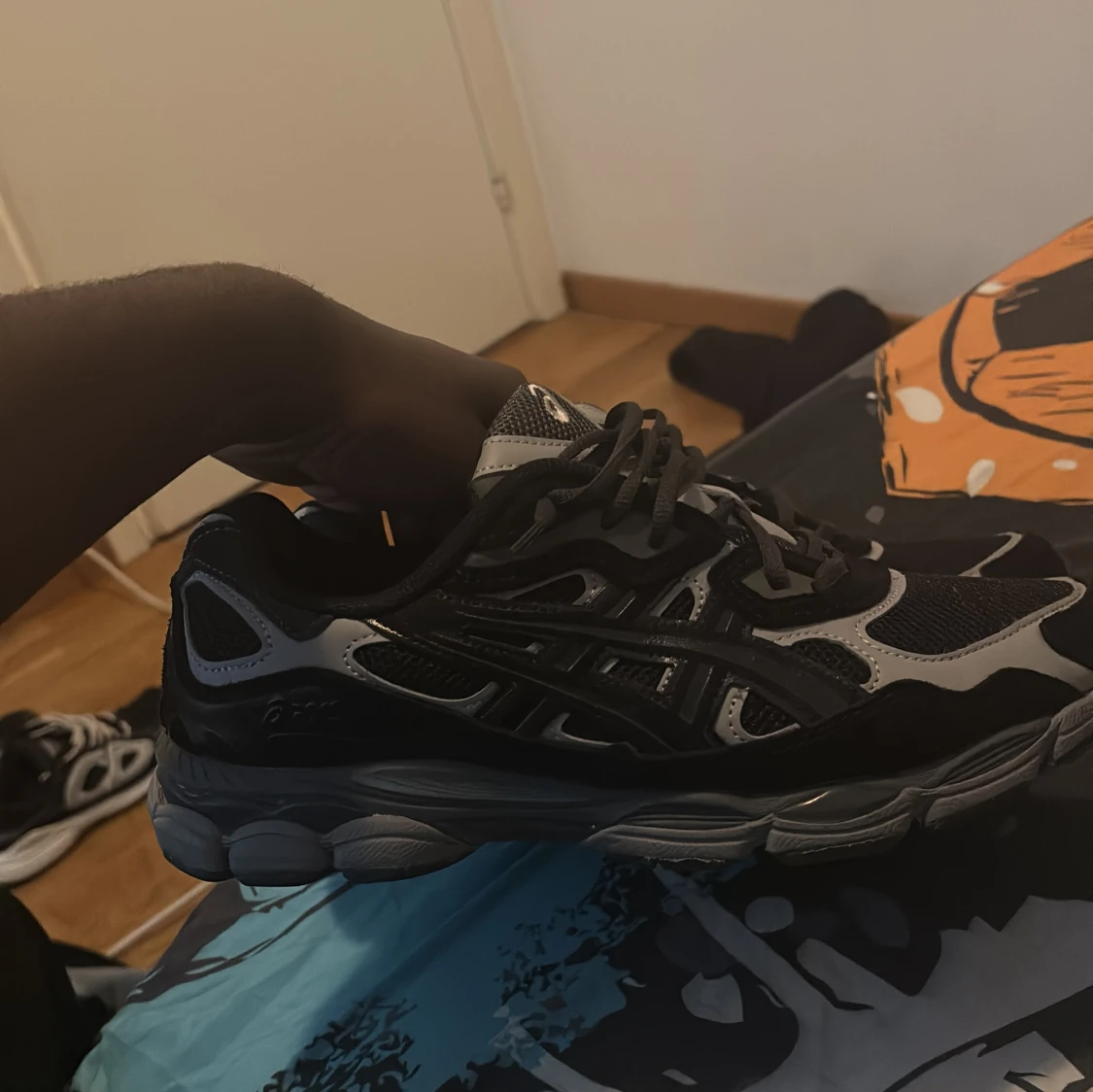 Svarta och grå Asics sneakers - 2