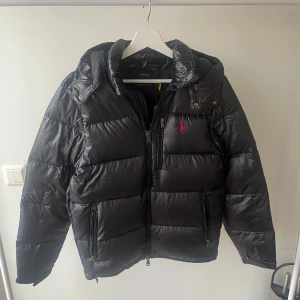 Ralph Lauren jacka - Säljer en fin svart Ralph Lauren jacka i storlek S, jackan är i nytt skick och tags kommer med. Hör gärna av er med funderingar eller prisförslag 