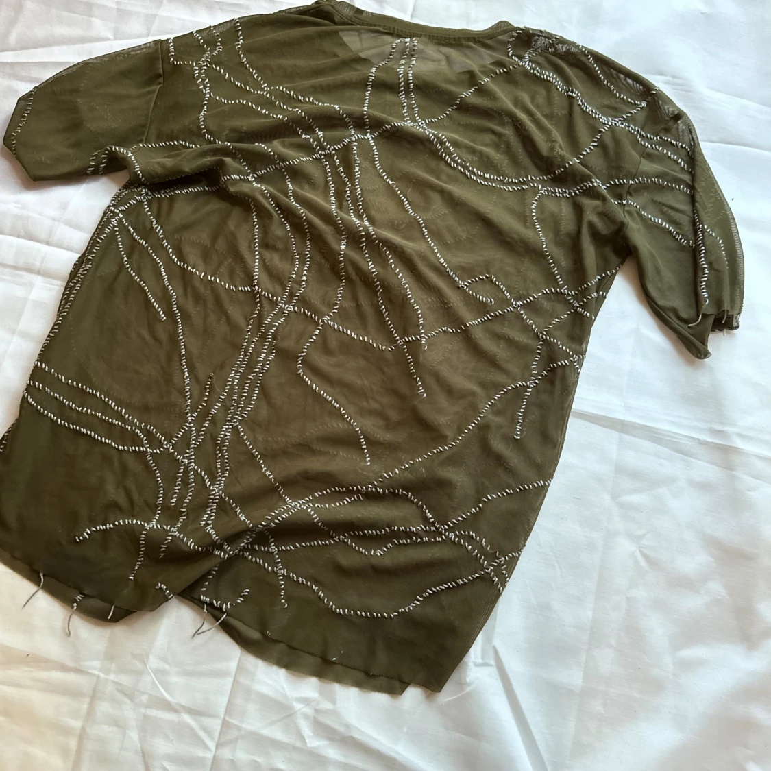 Olivgrön mesh t-shirt med handbroderi  - 3