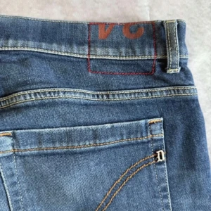 Dondup George  - Ett par snygga jeans från dondup i modellen George. Det är i bra skick och i storlek 34!