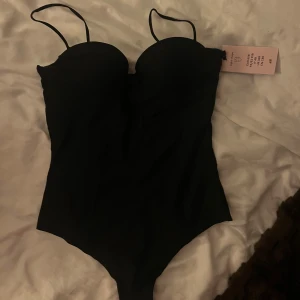 Body h&m viral  - Body från H&M som är supersnygg o slutsåld på hemsidan! Storlek 80B, sitter som en S😍Ny men prislapp har åkt av.. men som ny! Aldrig använd 