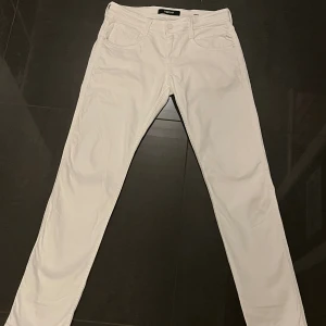 Replay ambass jeans  - Säljer ett par riktigt snygga Replay ambass jeans som är i storlek 29/32 men sitter som 30/32. Passar riktigt bra till det mesta. 